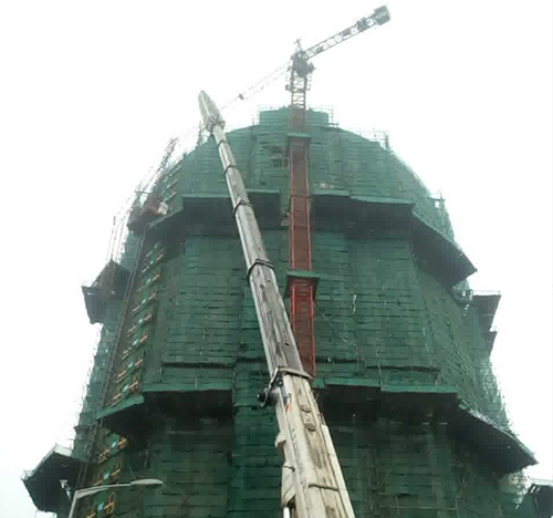 丽江市吊车在工地上作业
